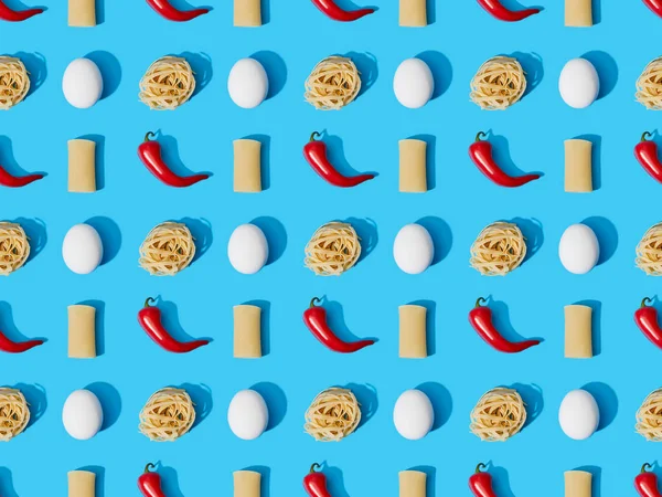 Bovenaanzicht Van Verse Pasta Met Eieren Chili Pepers Blauwe Achtergrond — Stockfoto