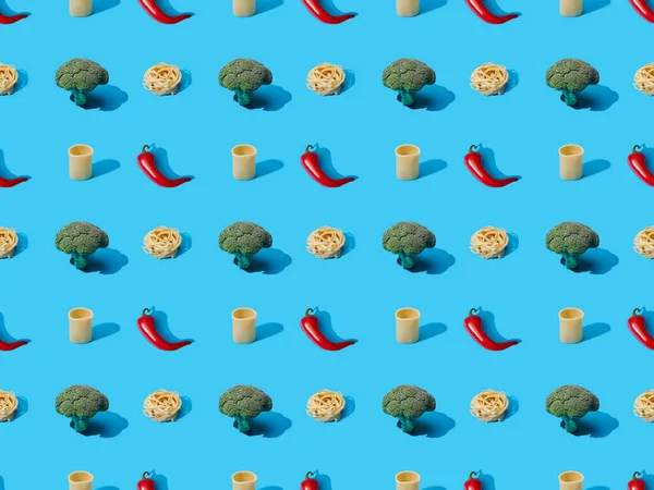 Färsk Pasta Med Broccoli Och Chilipeppar Blå Bakgrund Sömlöst Mönster — Stockfoto