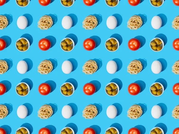 Bovenaanzicht Van Verse Pasta Met Olijven Tomaten Eieren Blauwe Achtergrond — Stockfoto