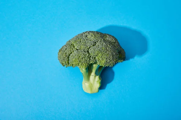 Vrchní Pohled Čerstvou Zelenou Brokolici Modrém Pozadí — Stock fotografie