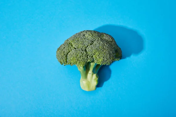 Vue Dessus Brocoli Vert Frais Sur Fond Bleu — Photo