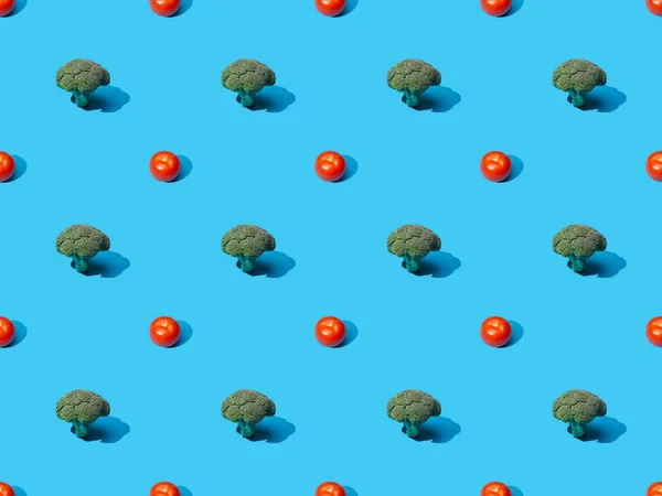 Färsk Grön Broccoli Och Tomater Blå Bakgrund Sömlös Mönster — Stockfoto