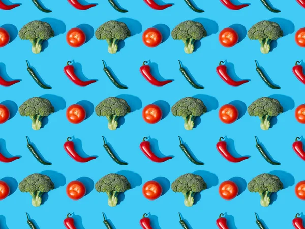 Widok Góry Świeże Zielone Brokuły Papryka Chili Pomidory Niebieskim Tle — Zdjęcie stockowe