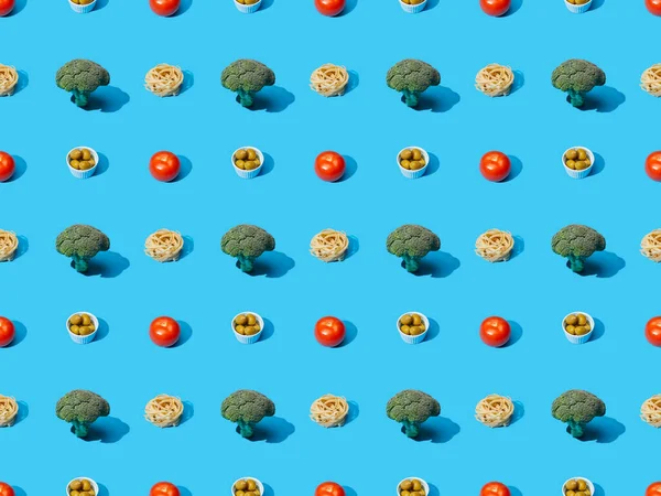 Verse Pasta Met Broccoli Olijven Tomaten Blauwe Achtergrond Naadloos Patroon — Stockfoto