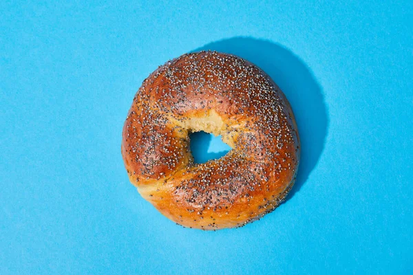 Bovenaanzicht Van Vers Gebakken Broodje Blauwe Achtergrond — Stockfoto