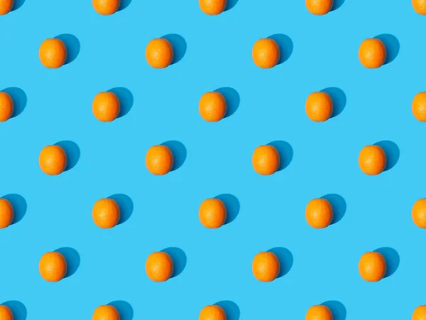 Horní Pohled Zralé Pomeranče Modrém Barevném Pozadí Hladký Vzor — Stock fotografie