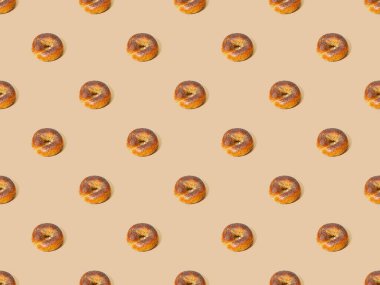 Bej arka planda taze çörekler, pürüzsüz desen