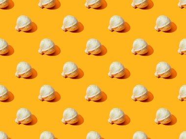 Turuncu arka planda olgun lahana, pürüzsüz desen