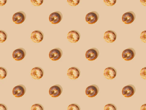 Bej Arkaplanda Taze Çöreklerin Üst Görünümü Pürüzsüz Desen — Stok fotoğraf