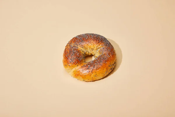 Frisch Gebackenes Brötchen Auf Beigem Hintergrund — Stockfoto