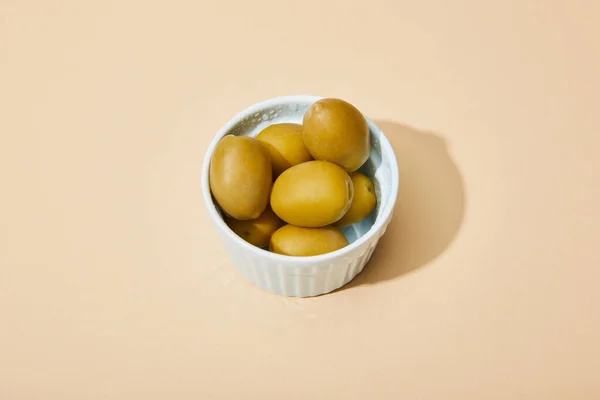 Olives Dans Bol Sur Fond Beige Avec Espace Copie — Photo