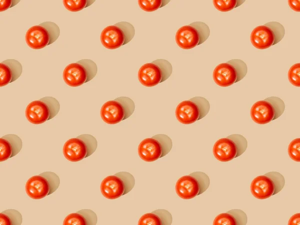 Bovenaanzicht Van Rijpe Verse Tomaten Beige Achtergrond Naadloos Patroon — Stockfoto