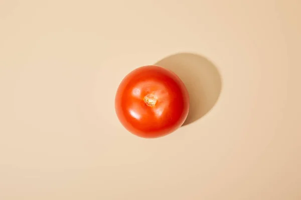 Vista Superior Del Tomate Fresco Maduro Sobre Fondo Beige — Foto de Stock