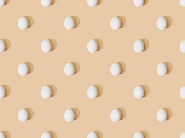 米色背景的新鲜鸡蛋顶部视图 无缝图案 — 图库照片