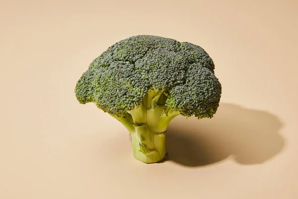 Frisk Grøn Broccoli Beige Baggrund - Stock-foto
