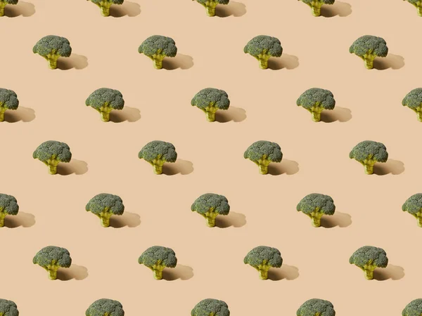 Fresh Green Broccoli Beige Background Seamless Pattern — Stock Photo, Image
