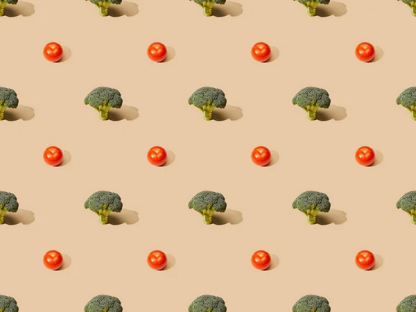 Fresh Green Broccoli Tomatoes Beige Background Seamless Pattern — Stock Photo, Image