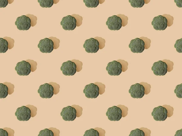 Top View Fresh Green Broccoli Beige Background Seamless Pattern — Stock Photo, Image