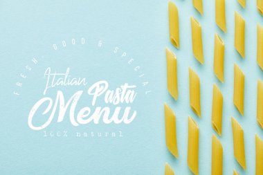 Mavi arka planda çiğ makarna ve İtalyan makarna illüstrasyonuyla düz yatıyordu.