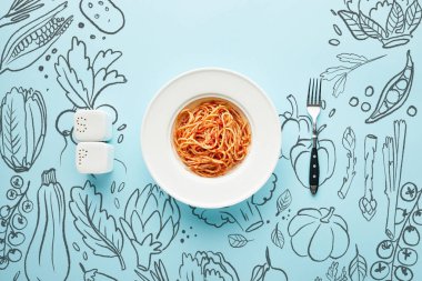 Çatal, tuz ve biberlik yanında domates soslu leziz spagetti ve mavi arkaplanda sebze çizimi.