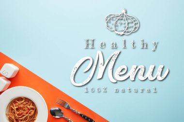 Domates soslu leziz spagetti ve kırmızı ve mavi arkaplanlı çatal bıçak takımı, sağlıklı menü çizimi.