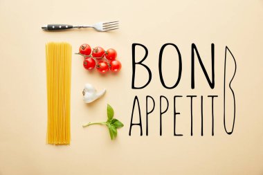 Domates soslu leziz spagetti ve sarı arka planda afiyet olsun.