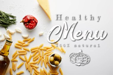 Beyaz arka planda bir şişe zeytinyağı, makarna, peynir ve malzeme, sağlıklı menü çizimi