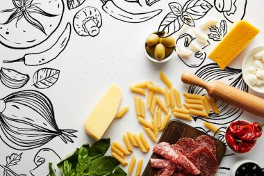 Beyaz arka planda et tabağı, merdane, makarna ve malzemelerin üst görünümü, yemek çizimi