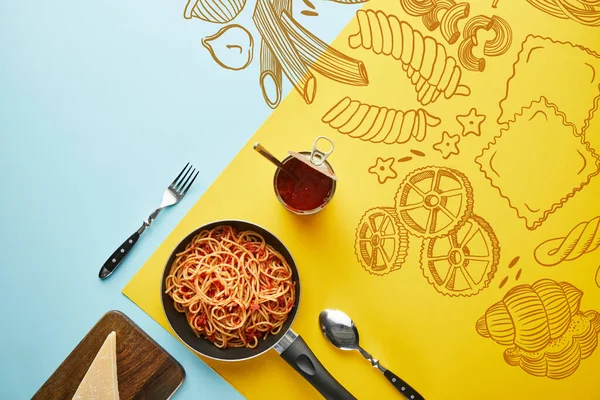 면에는 맛있는 스파게티와 토마토 소스를 곁들여 파란색 노란색 배경에 삽화를 — 스톡 사진