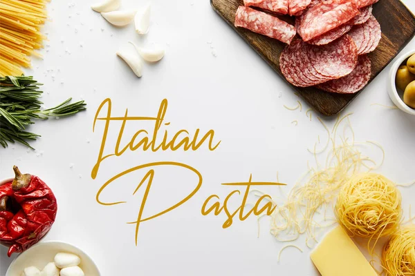 Draufsicht Auf Fleischplatte Pasta Und Zutaten Auf Weißem Hintergrund Italienische — Stockfoto