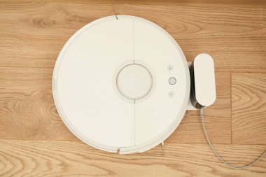 Modern robotik elektrik süpürgesinin yer silme manzarası 