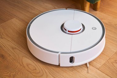 modern beyaz robotik elektrikli süpürge yerleri siliyor. 