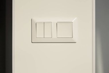 Dairedeki modern düğme beyaz duvarda. 