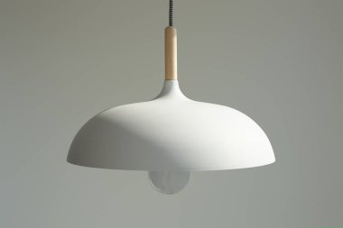 Ampullü beyaz ve modern lamba 