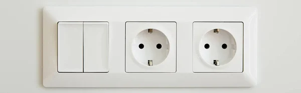Colheita Panorâmica Tomadas Energia Perto Interruptor Parede Branca — Fotografia de Stock