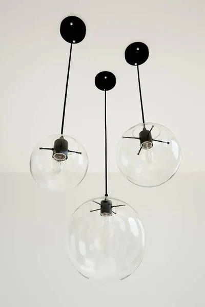 天井に吊るされた白熱電球 — ストック写真