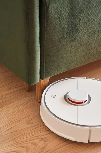Modern Robotic Vacuum Cleaner Washing Floor Green Sofa — Stock Photo, Image