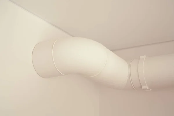 Tubo Dell Acqua Vicino Pareti Bianche Soffitto Appartamento — Foto Stock