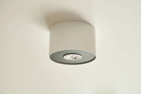 Żarówka Halogenowa Lampie Białym Suficie Mieszkaniu — Zdjęcie stockowe