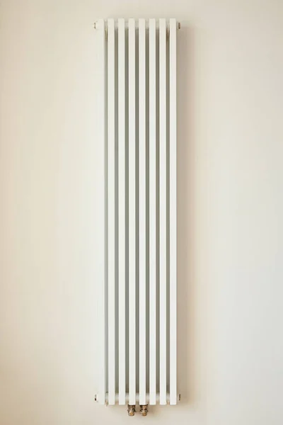 Witte Verwarming Radiator Buurt Van Muur Appartement — Stockfoto