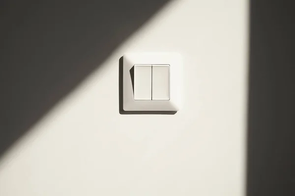 Ηλιοφάνεια Λευκό Διακόπτη Στον Τοίχο Στο Διαμέρισμα — Φωτογραφία Αρχείου