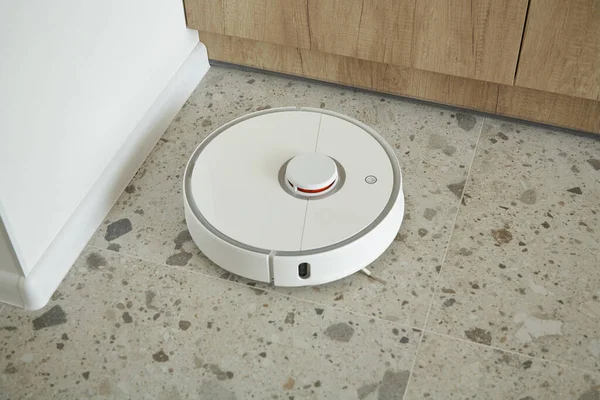 White Robotic Vacuum Cleaner Washing Floor Tiles Apartment — Stock Photo, Image
