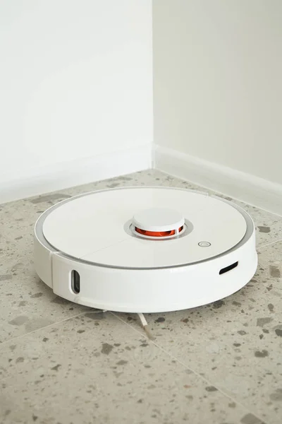 Moderno Aspirapolvere Robotizzato Piastrelle Del Pavimento Lavaggio Vicino Pareti Bianche — Foto Stock