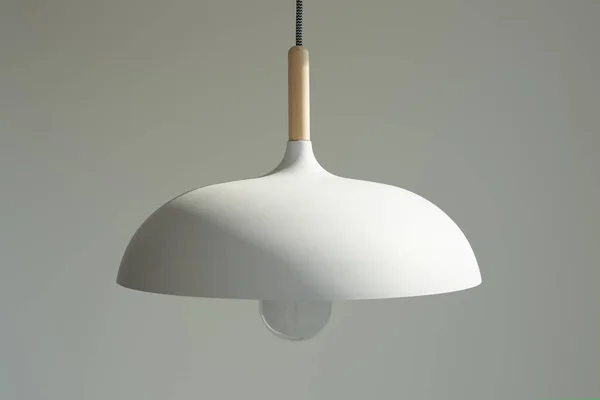 Hvid Moderne Lampe Med Pære - Stock-foto