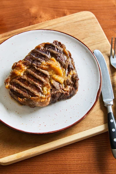 Friss Grillezett Steak Tányéron Vágódeszkán Evőeszközökkel Fából Készült Asztalon — Stock Fotó