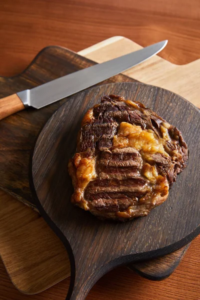 Saboroso Bife Grelhado Servido Tábuas Madeira Com Faca — Fotografia de Stock