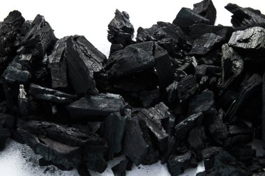Beyaz arkaplanda siyah kömürlerin üst görünümü