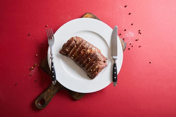 Top View Tasty Grilled Steak Served Plate Wooden Board Red — Stock Photo, Image