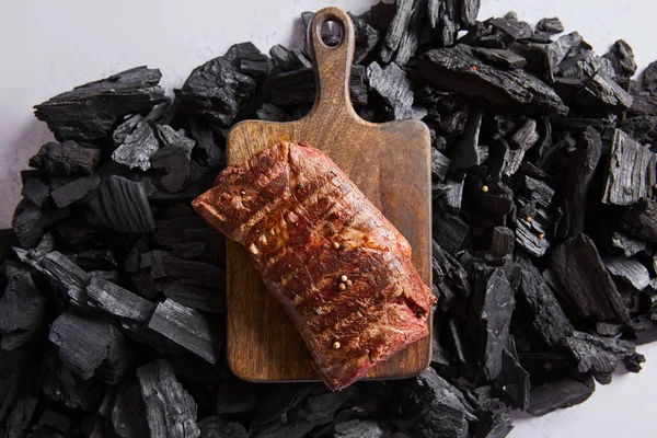Vue Dessus Steak Frais Grillé Savoureux Sur Planche Découper Bois — Photo