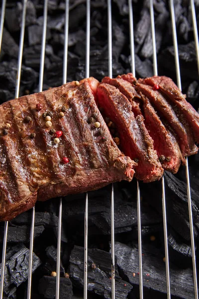 Geschnitten Frisch Gegrilltes Leckeres Steak Mit Seltenen Braten Und Gewürzen — Stockfoto